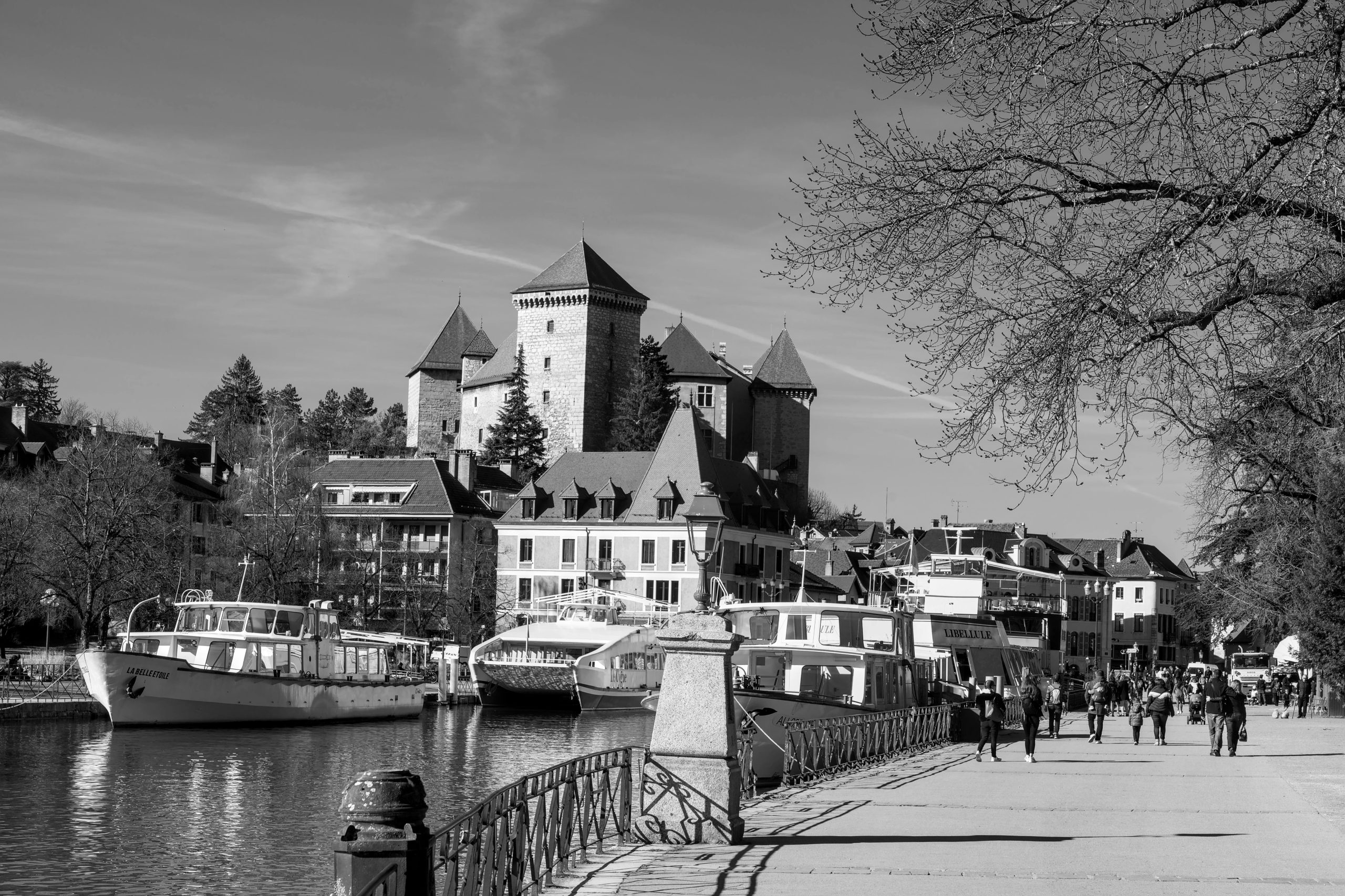 Annecy n’était pas un décor. C’était un personnage